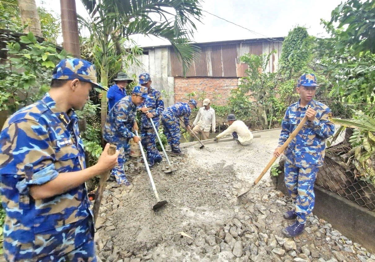 hinh-1.-can-bo-dvtn-hai-don-vi-chung-tay-cung-ba-con-be-tong-hoa-tuyen-duong-giao-thong-nong-thon.jpg