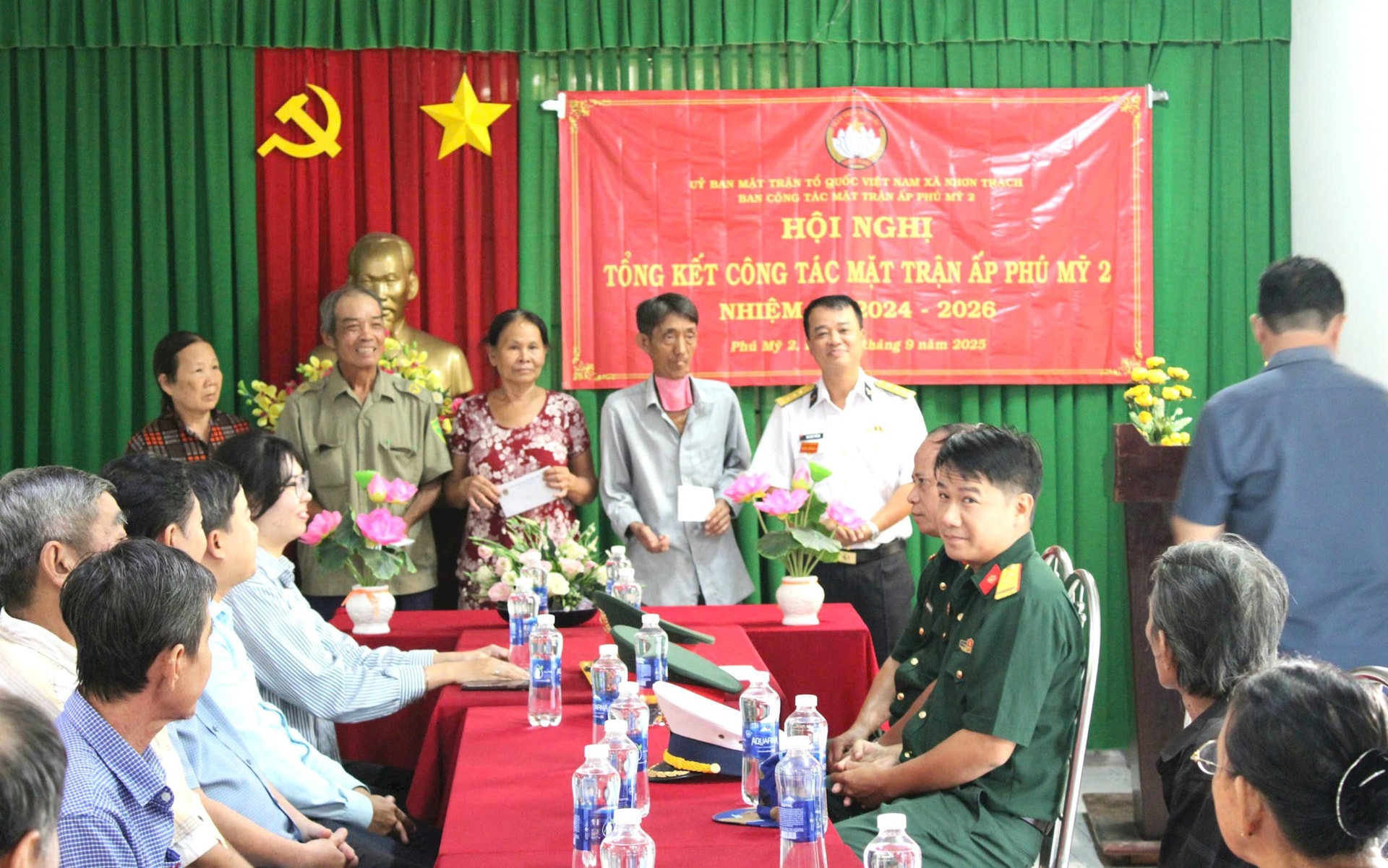 hinh-3.-thuong-ta-dao-quoc-phuong-pho-chi-huy-truong-trung-bao-dam-ky-thuat-tang-qua-gia-dinh-chinh-sach.jpg
