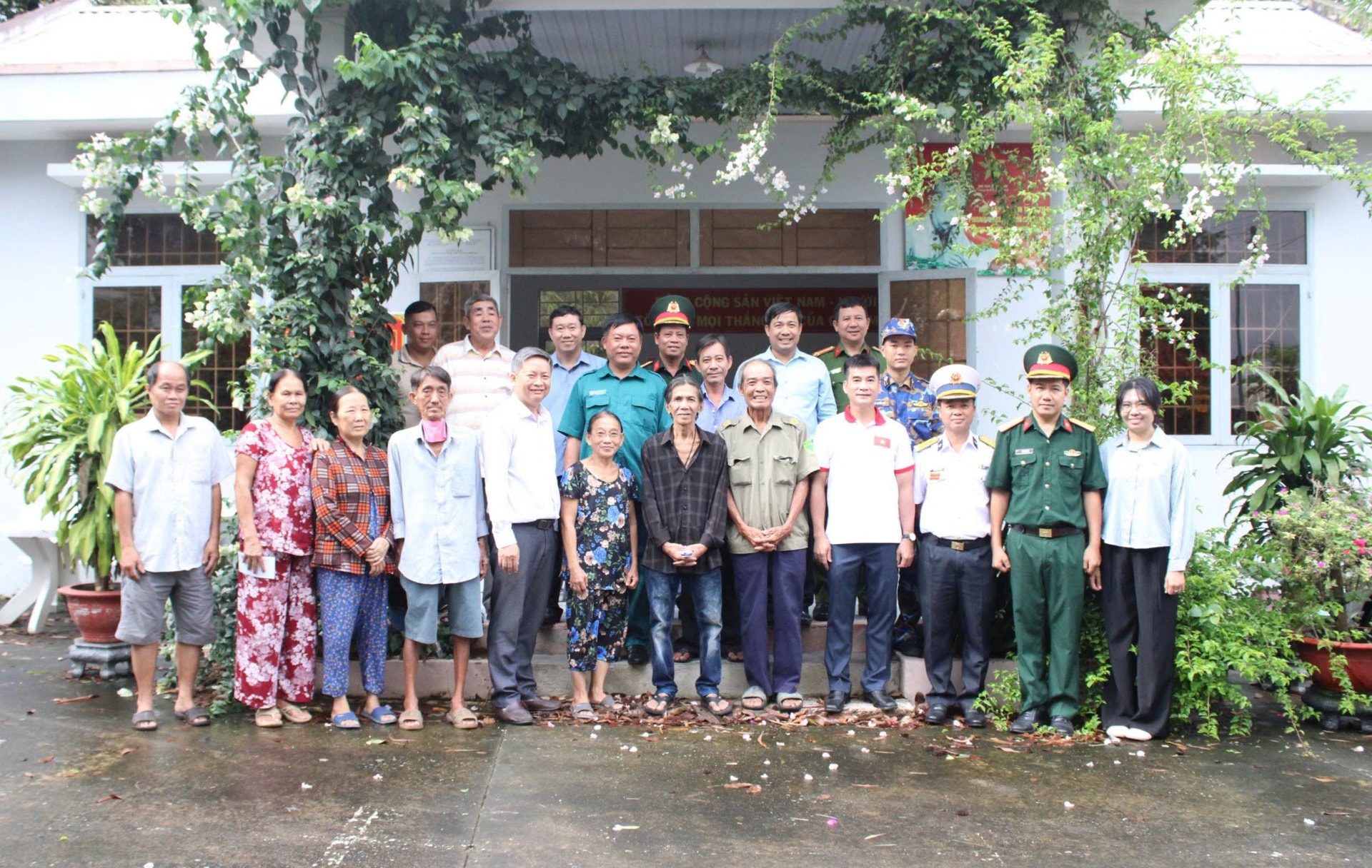 hinh-4-.hai-don-vi-chup-anh-luu-niem-voi-cap-uy-chinh-quyen-dia-phuong-va-ba-con-tren-dia-ban.jpg