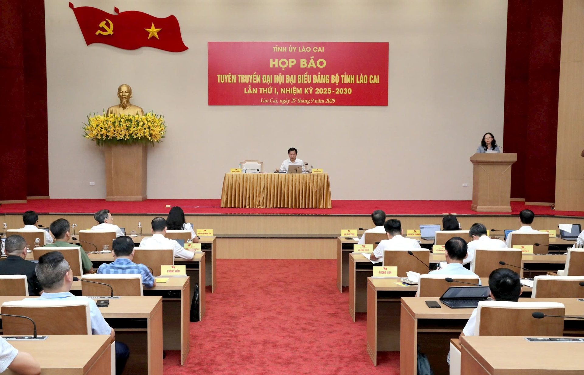 quang-canh-hop-bao.jpg