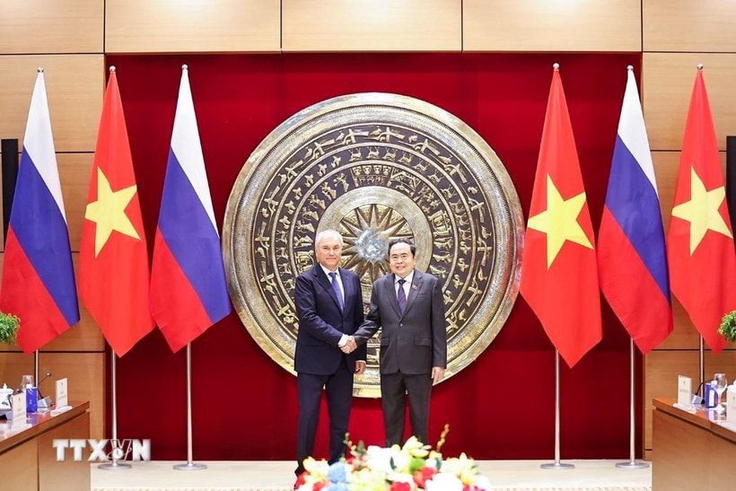 Chủ tịch Quốc hội Trần Thanh Mẫn đón Chủ tịch Duma Quốc gia Quốc hội Liên bang Nga Vyacheslav Volodin. (Ảnh: Doãn Tấn/TTXVN)