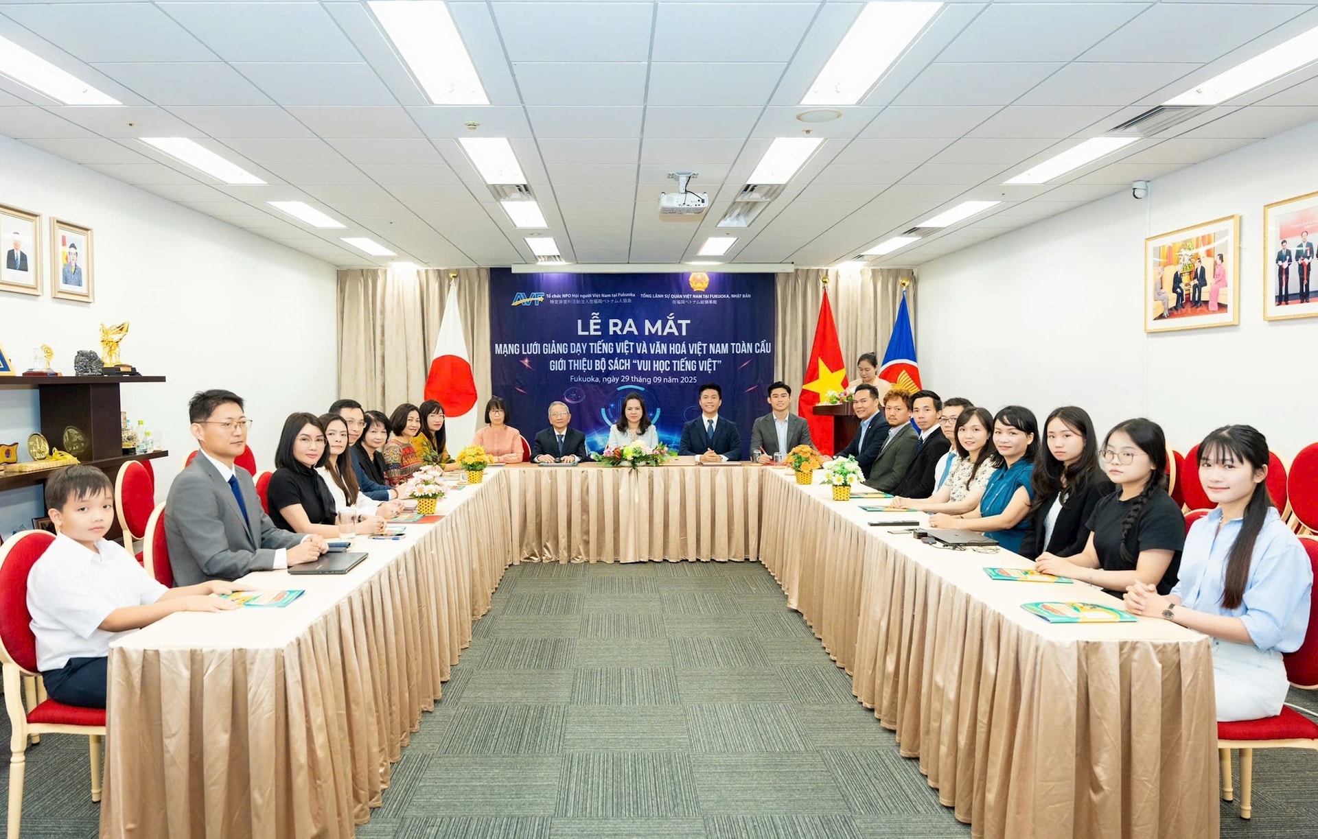 toan-canh-le-ra-mat.jpg