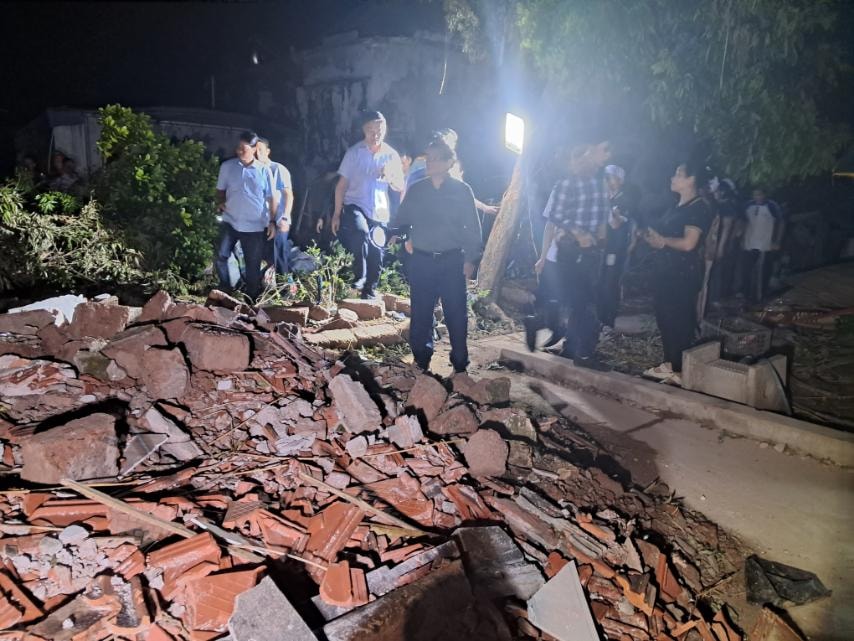 Thủ tướng viếng những người thiệt mạng, thăm hỏi người dân bị thiệt hại do lốc xoáy tại Ninh Bình- Ảnh 1.