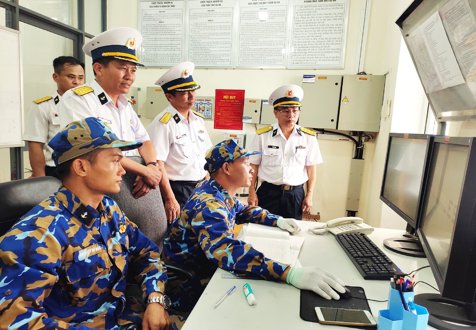1.-thu-truong-bo-tu-lenh-vung-2-va-trung-doan-251-nam-tinh-hinh-van-hanh-khai-thac-trang-bi-ra-da-cua-can-bo-chien-si-trung-doan.jpg
