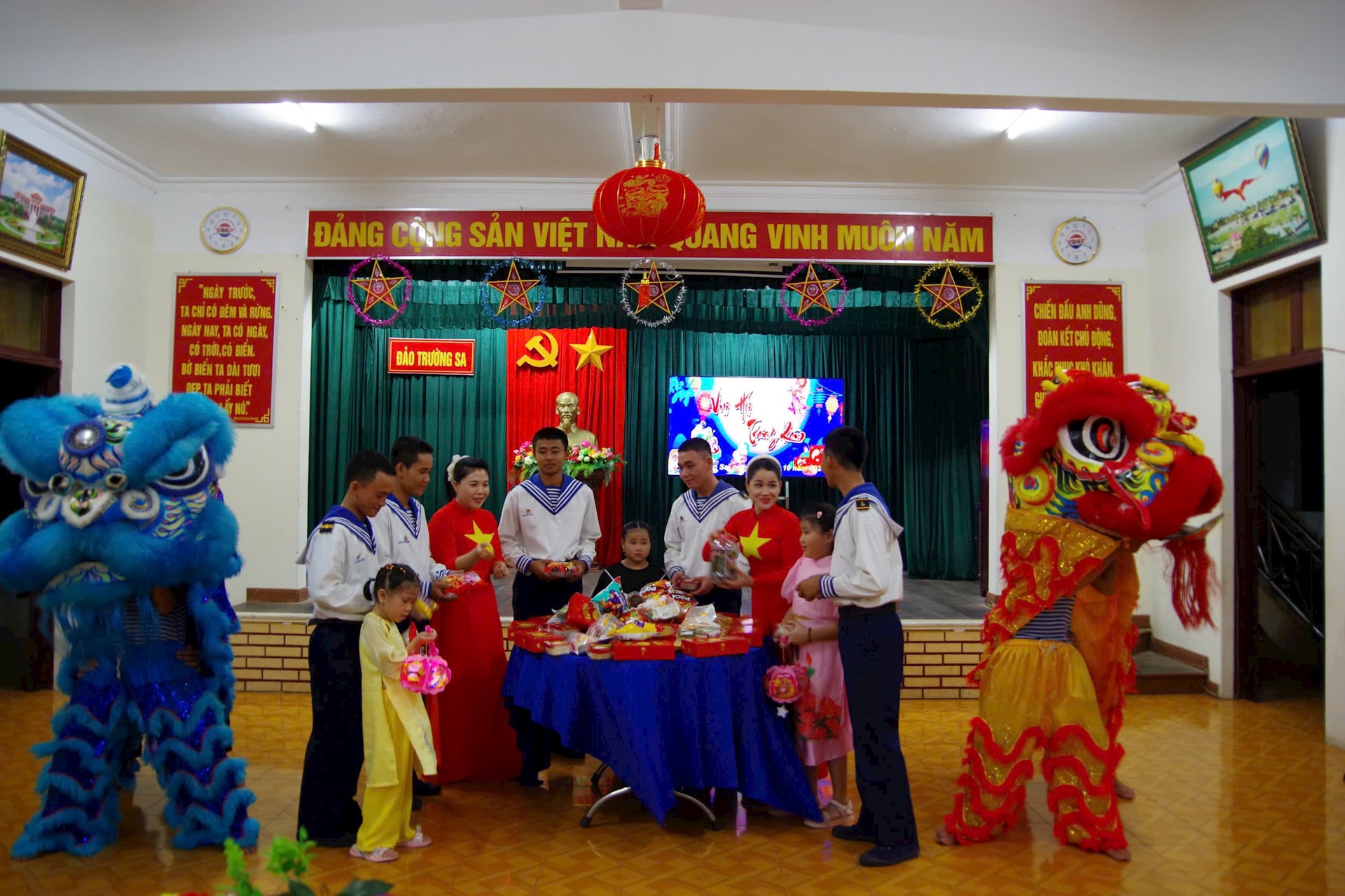 can-bo-chien-si-va-nhan-dan-chuan-bi-daotruong-sa-bi-mam-co-trung-thu-copy.jpg