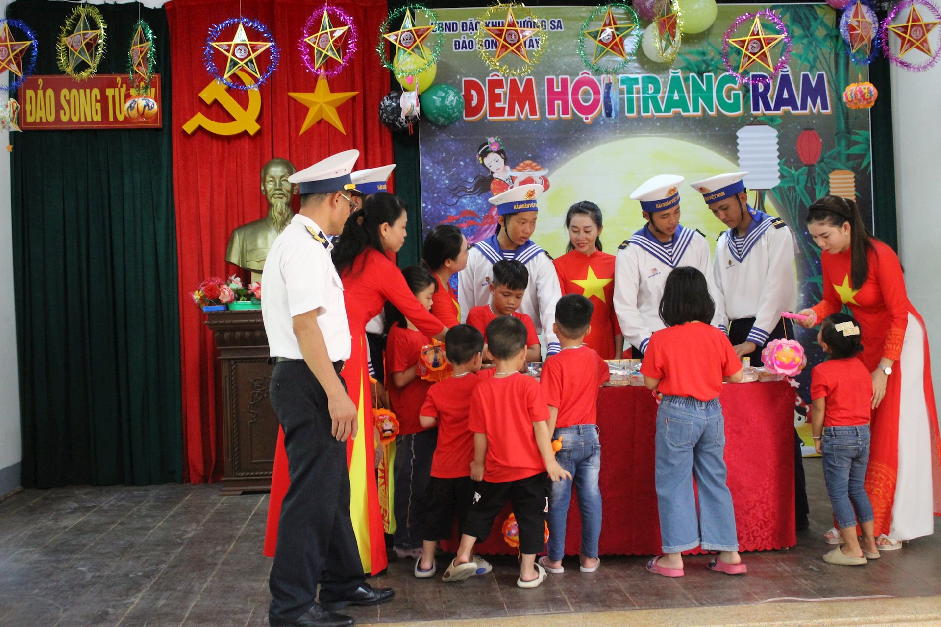 can-bo-chien-si-va-nhan-dan-chuan-dao-song-tu-tay-bi-mam-co-trung-thu-copy.jpg