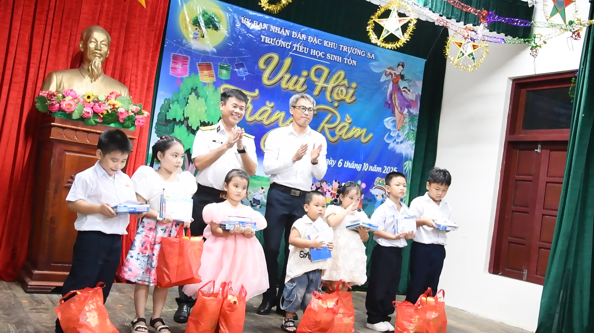 lanh-dao-chi-huy-dao-sinh-ton-tang-qua-cac-chau-thieu-nhi-copy.png