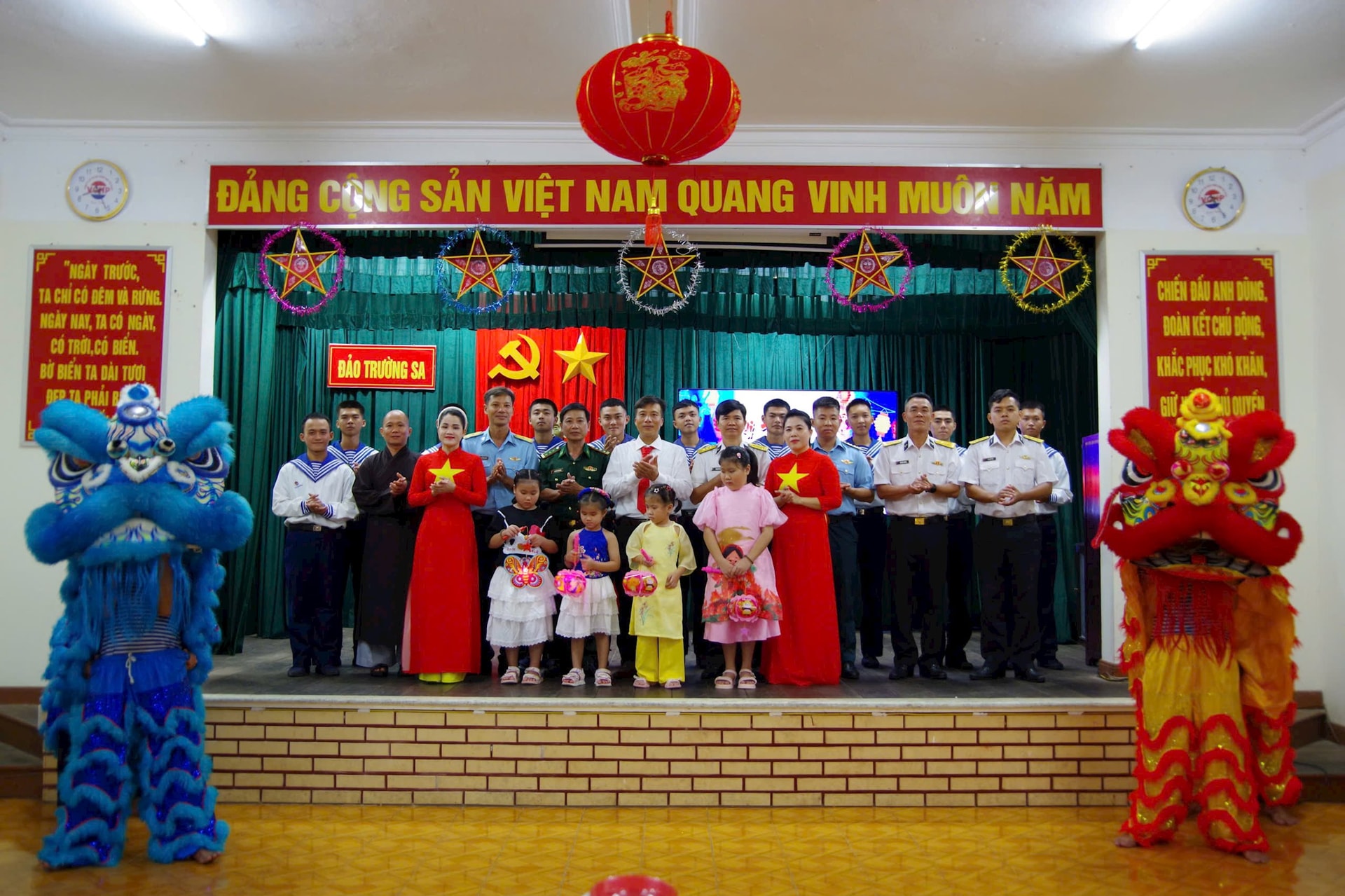 lanh-dao-chi-huy-dao-va-cac-luc-luong-dao-truong-sa-tang-qua-cac-chau-thieu-nhi-copy.jpg