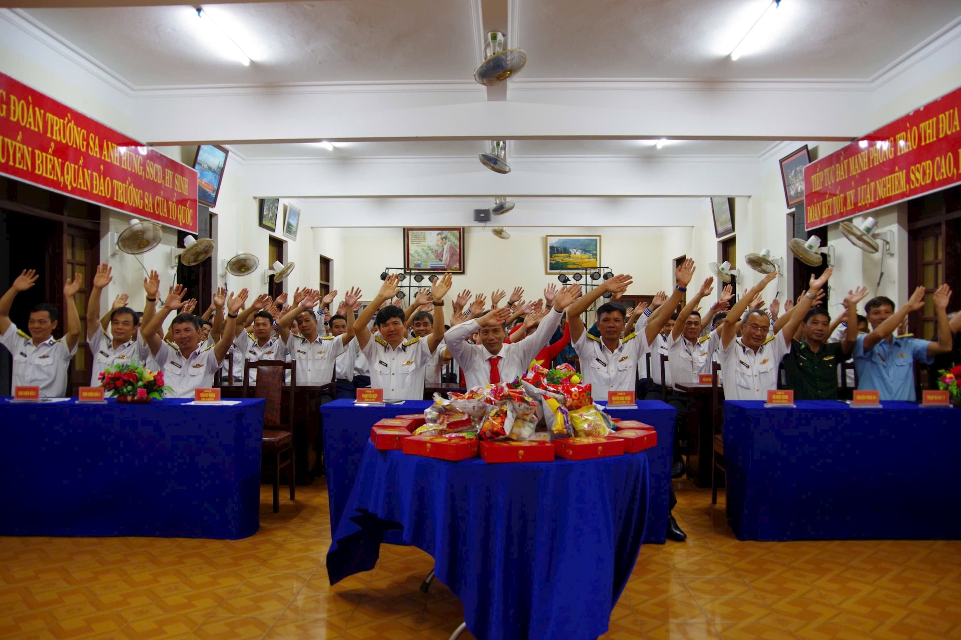 niem-vui-cua-can-bo-chien-si-va-nhan-dan-dao-truong-sa-trong-dem-trung-thi-copy.jpg