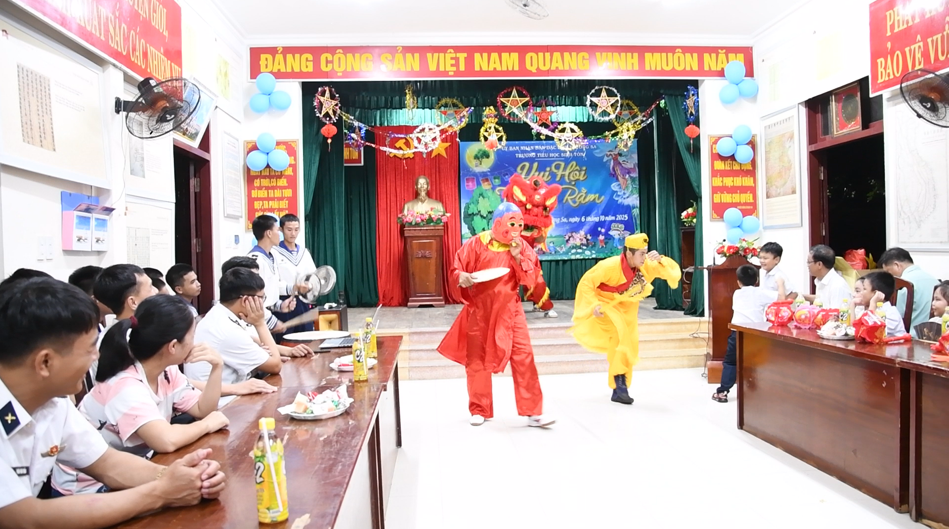 tiet-muc-van-nghe-tren-dao-sinh-ton.png