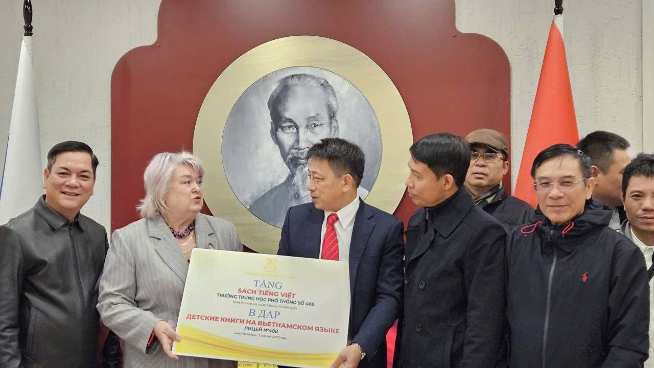 tang-sach-bac-ho.jpg