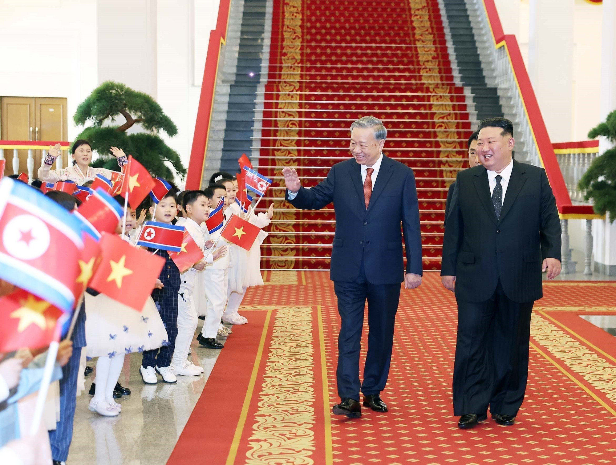 Tổng Bí thư Tô Lâm và Tổng Bí thư Đảng Lao động Triều Tiên, Chủ tịch Quốc vụ nước Cộng hòa Dân chủ Nhân dân Triều Tiên Kim Jong Un với thiếu nhi Triều Tiên tại Lễ đón. (Ảnh: Thống Nhất/TTXVN) a1-lay.jpg