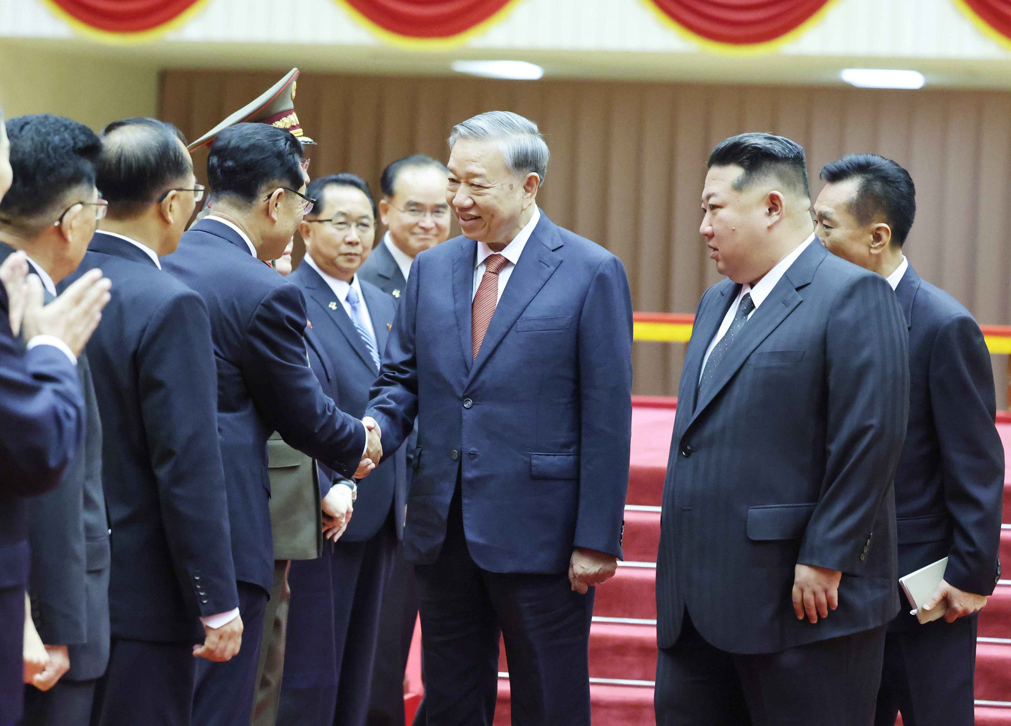 Tổng Bí thư, Chủ tịch Quốc vụ Cộng hòa Dân chủ Nhân dân Triều Tiên Kim Jong Un giới thiệu thành viên chính thức Đoàn cấp cao Triều Tiên với Tổng Bí thư Tô Lâm. (Ảnh: Thống Nhất/TTXVN) trieutien.jpg