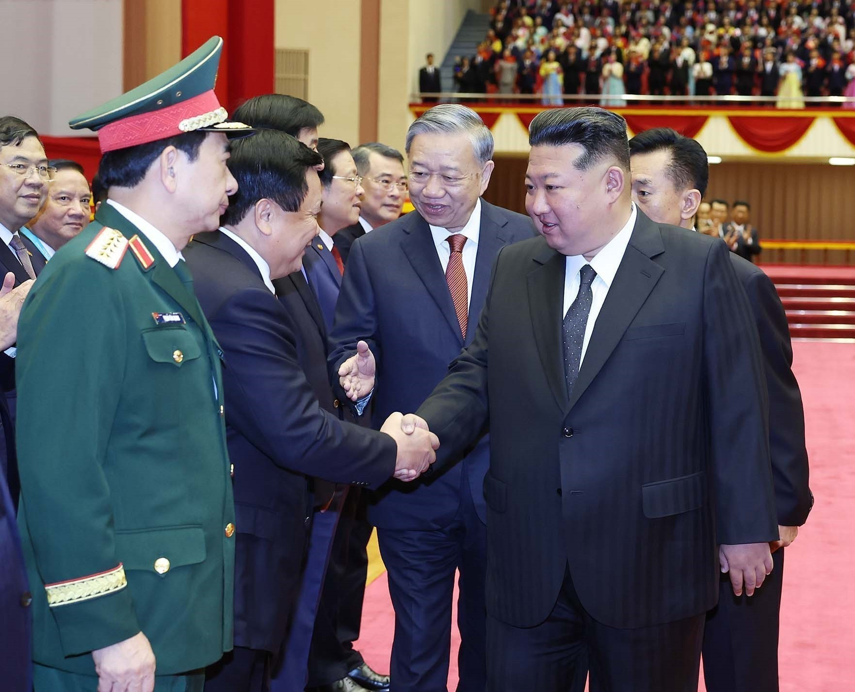 Tổng Bí thư, Chủ tịch Quốc vụ Cộng hòa Dân chủ Nhân dân Triều Tiên Kim Jong Un giới thiệu thành viên chính thức Đoàn cấp cao Triều Tiên với Tổng Bí thư Tô Lâm. (Ảnh: Thống Nhất/TTXVN) a7.jpg