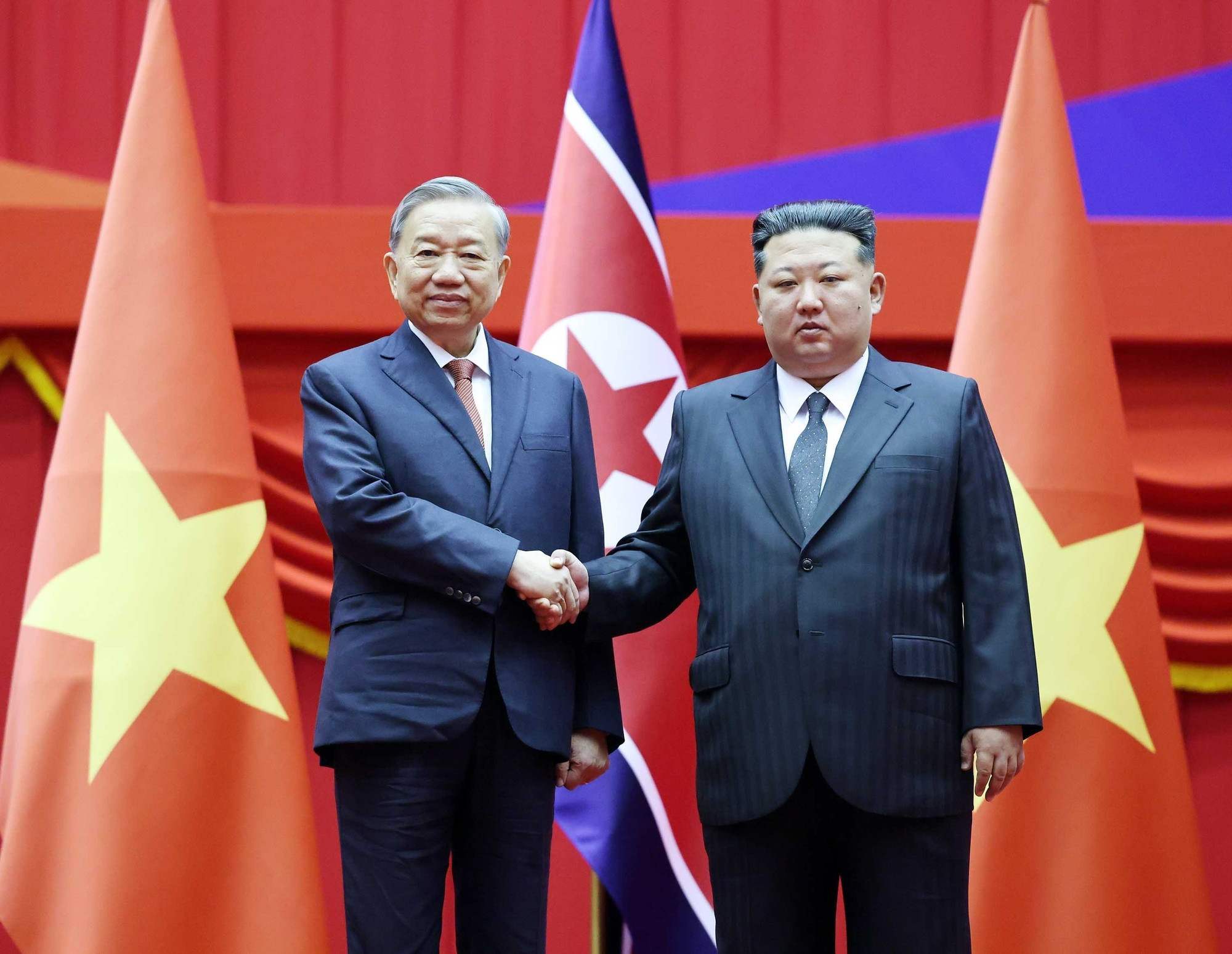 Tổng Bí thư Đảng Lao động Triều Tiên, Chủ tịch Quốc vụ nước Cộng hòa Dân chủ Nhân dân Triều Tiên Kim Jong Un đón Tổng Bí thư Tô Lâm. (Ảnh: Thống Nhất/TTXVN) a3.jpg