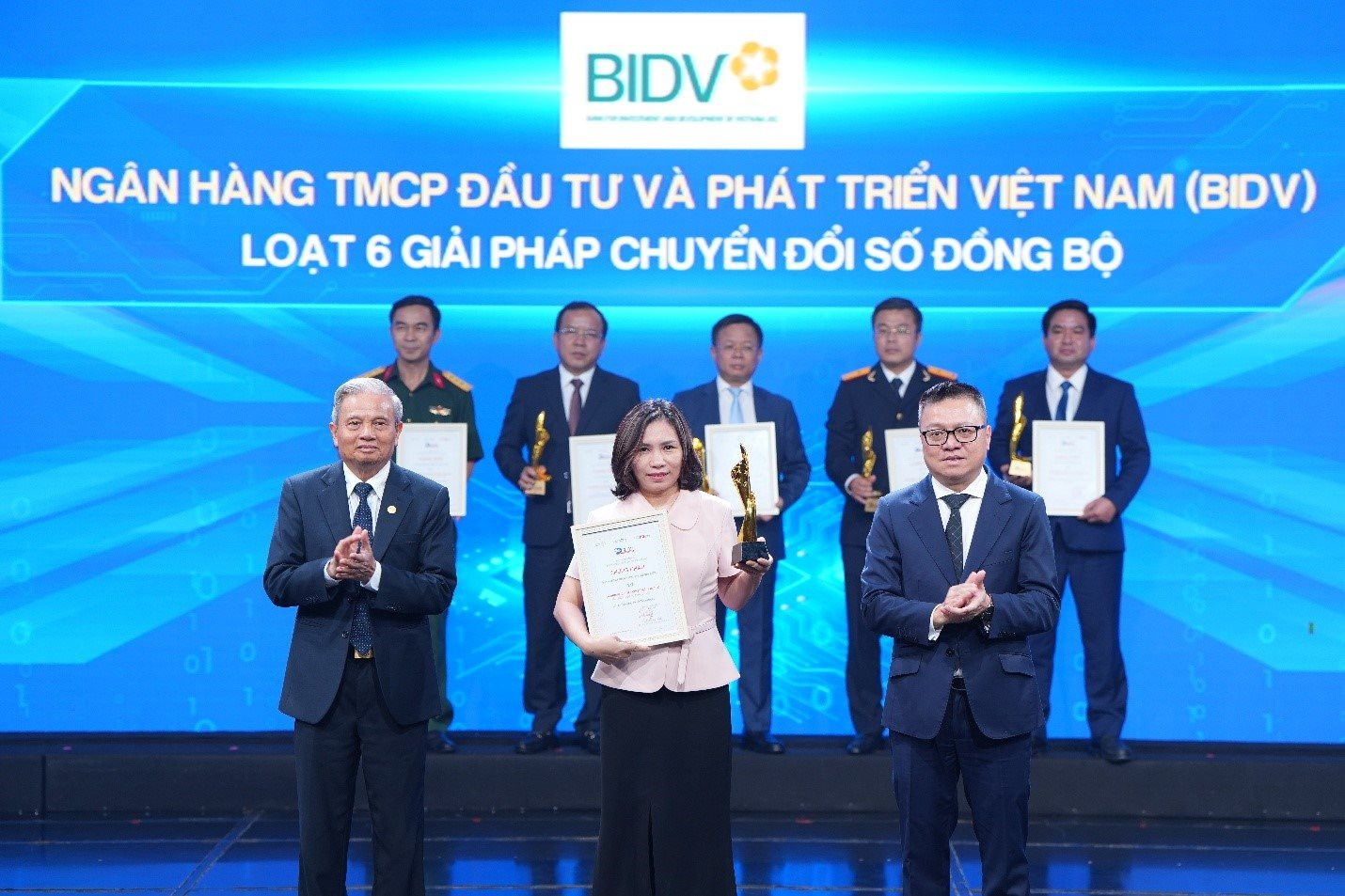 ba-bui-thi-van-trang-pho-giam-doc-trung-tam-phat-trien-ngan-hang-so-dai-dien-bidv-nhan-giai-thuong.jpg