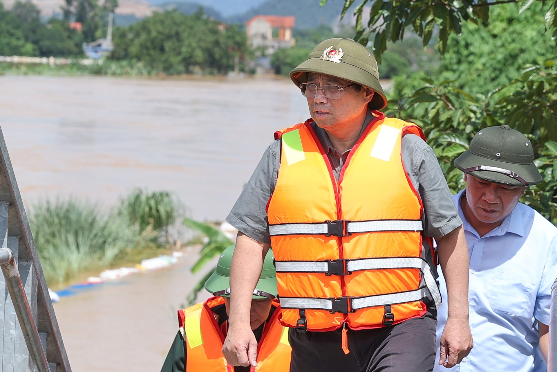 Triển khai đồng bộ, quyết liệt các giải pháp khắc phục hậu quả thiên tai sau bão số 11- Ảnh 1.