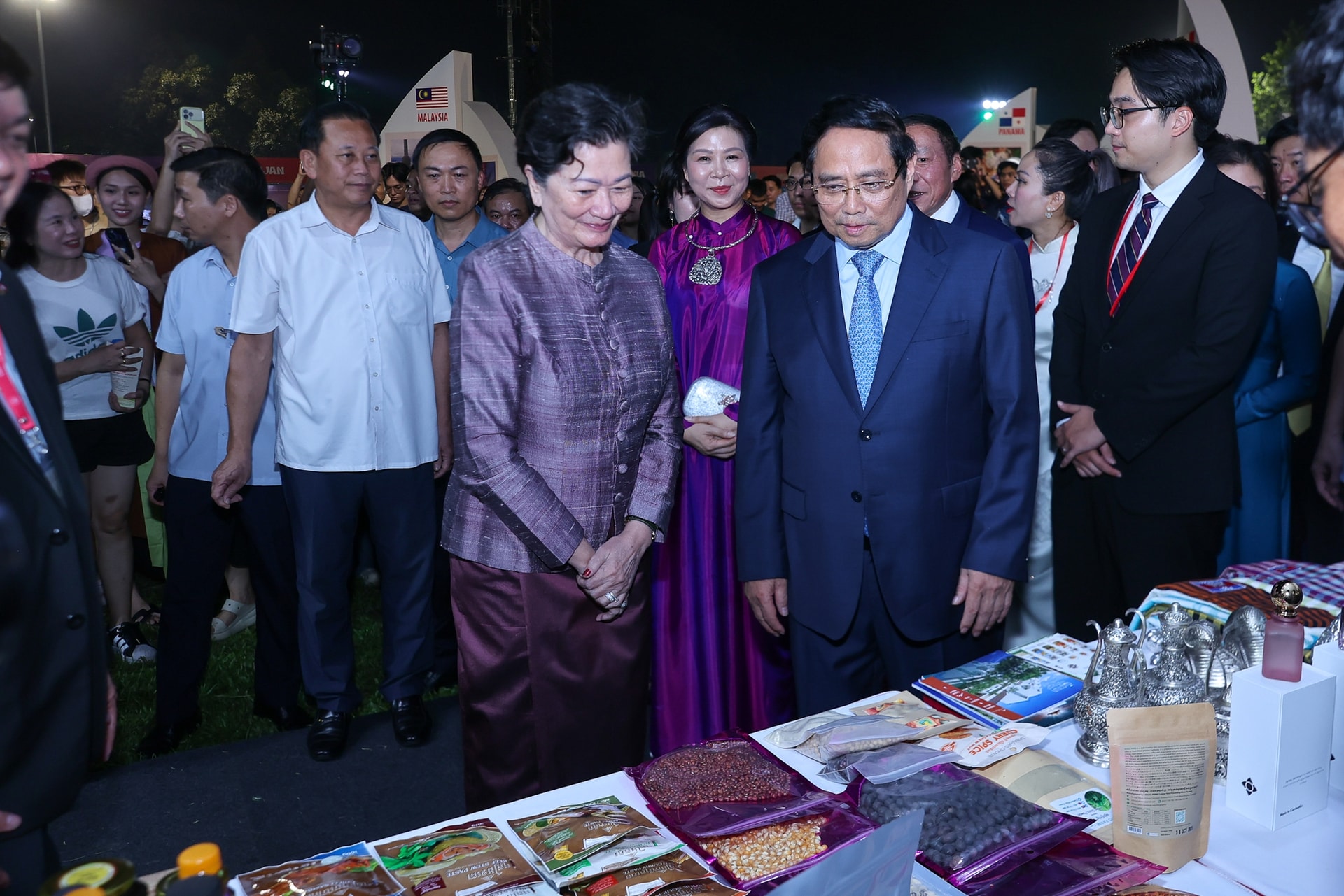 Thủ tướng: Lễ hội Văn hoá thế giới tại Hà Nội 'sẻ chia với đồng bào bị thiên tai'- Ảnh 2.