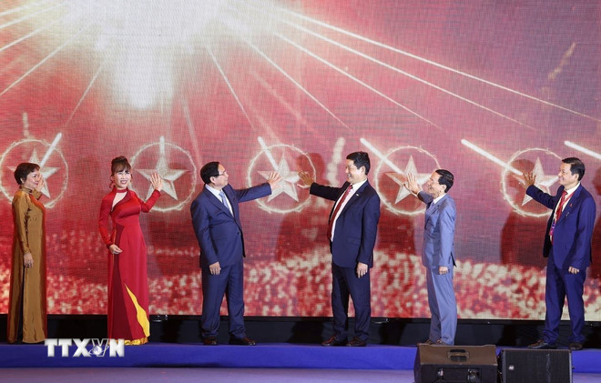 Thủ tướng Phạm Minh Chính và các đại biểu thực hiện nghi thức ra mắt Liên minh Kinh tế tầm thấp (LAE) Việt Nam. (Ảnh: Dương Giang/TTXVN) ttxvn-thu-tuong-tham-du-phien-hop-cap-cao-toan-canh-kinh-te-tu-nhan-lan-thu-nhat-vipel-10-3.jpg