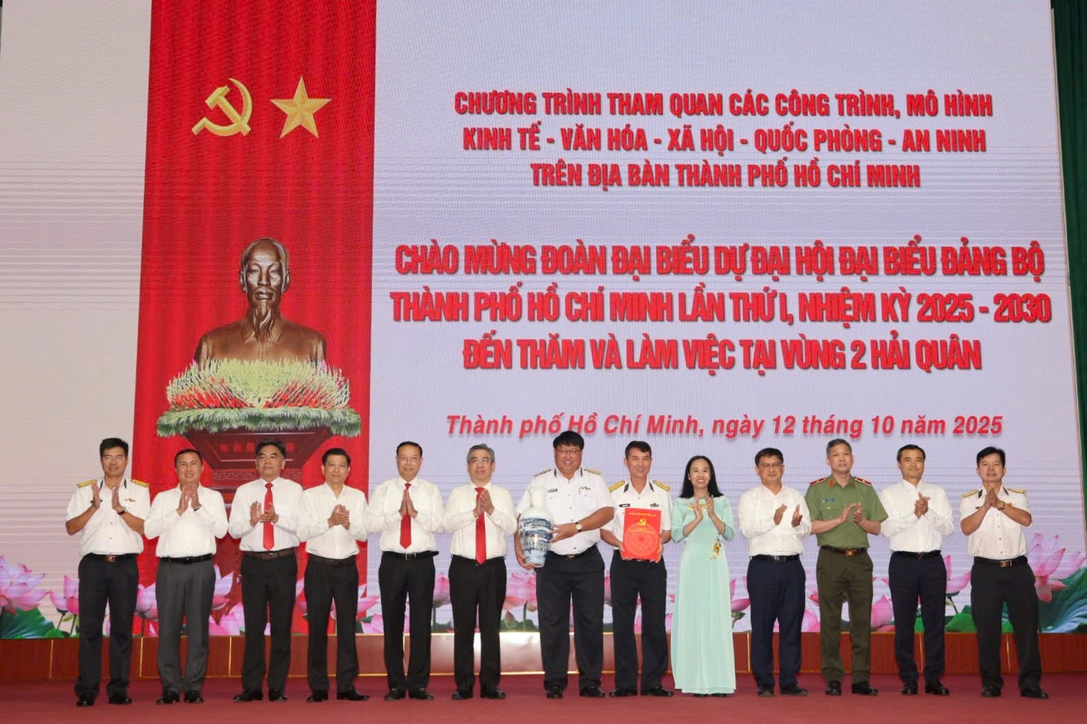 2.-lanh-dao-doan-dai-bieu-tang-qua-cho-can-bo-chien-si-vung-2-hai-quan.jpg