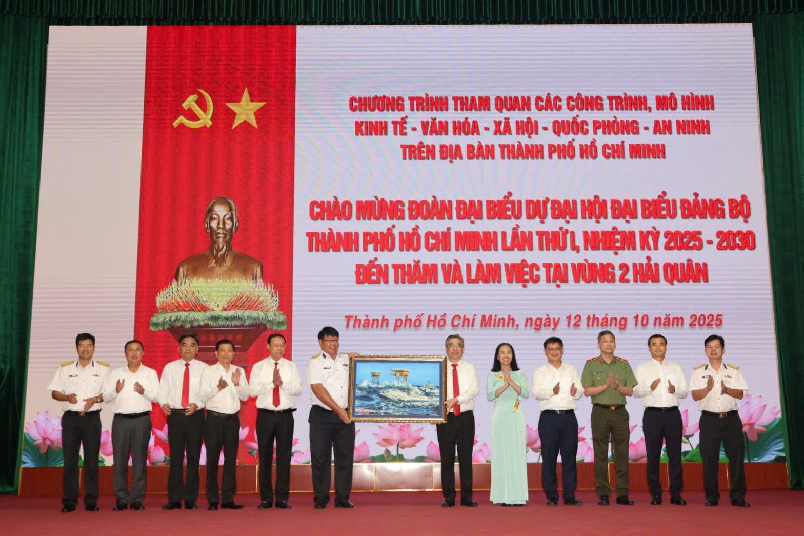 3.-thu-truong-vung-2-hai-quan-tang-qua-cho-doan-cong-tac.jpg