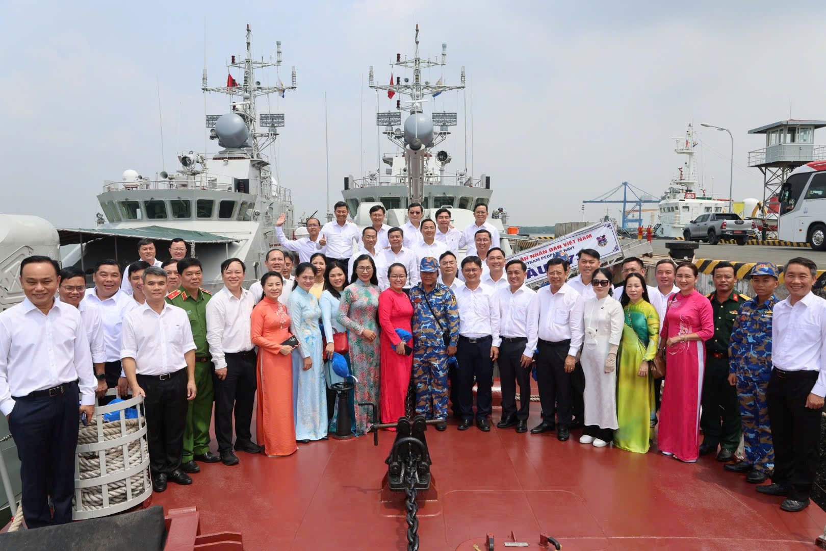 4.-doan-tham-quan-tim-hieu-thuc-te-tren-cac-tau-cua-lu-doan-167.jpg