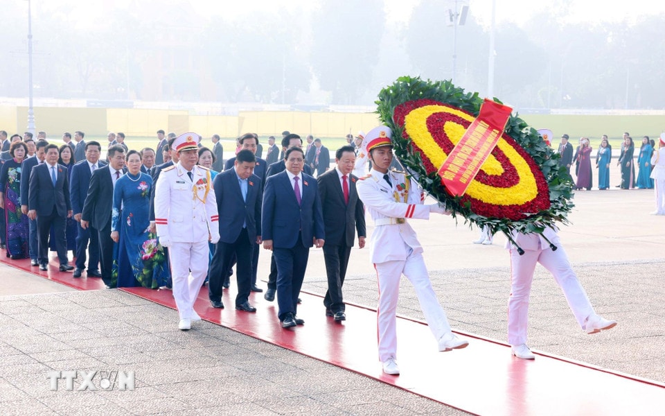 Thủ tướng Phạm Minh Chính và đoàn đại biểu dự Đại hội Đảng bộ Chính phủ lần thứ nhất, nhiệm kỳ 2025-2030 đến đặt vòng hoa và vào Lăng viếng Chủ tịch Hồ Chí Minh. (Ảnh: Phạm Kiên/TTXVN)