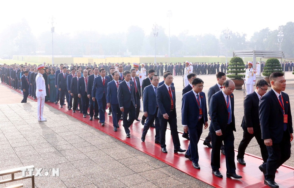 Các đại biểu dự Đại hội đại biểu Đảng bộ Chính phủ lần thứ nhất, nhiệm kỳ 2025-2030 đến đặt vòng hoa và vào Lăng viếng Chủ tịch Hồ Chí Minh. (Ảnh: Phạm Kiên/TTXVN)