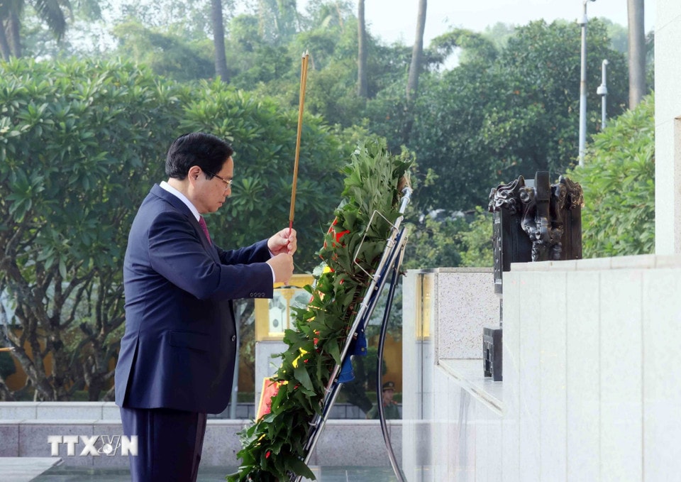Thủ tướng Phạm Minh Chính dâng hương, tưởng niệm các Anh hùng liệt sỹ. (Ảnh: An Đăng/TTXVN)
