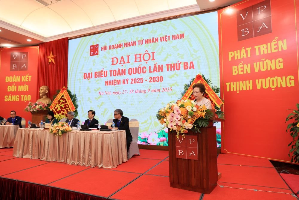 04-ba-nguyen-thi-nga-phat-bieu-tai-dai-hoi-dai-bieu-toan-quoc-lan-thu-iii-cua-hoi-doanh-nhan-tu-nhan-viet-nam(1).jpg