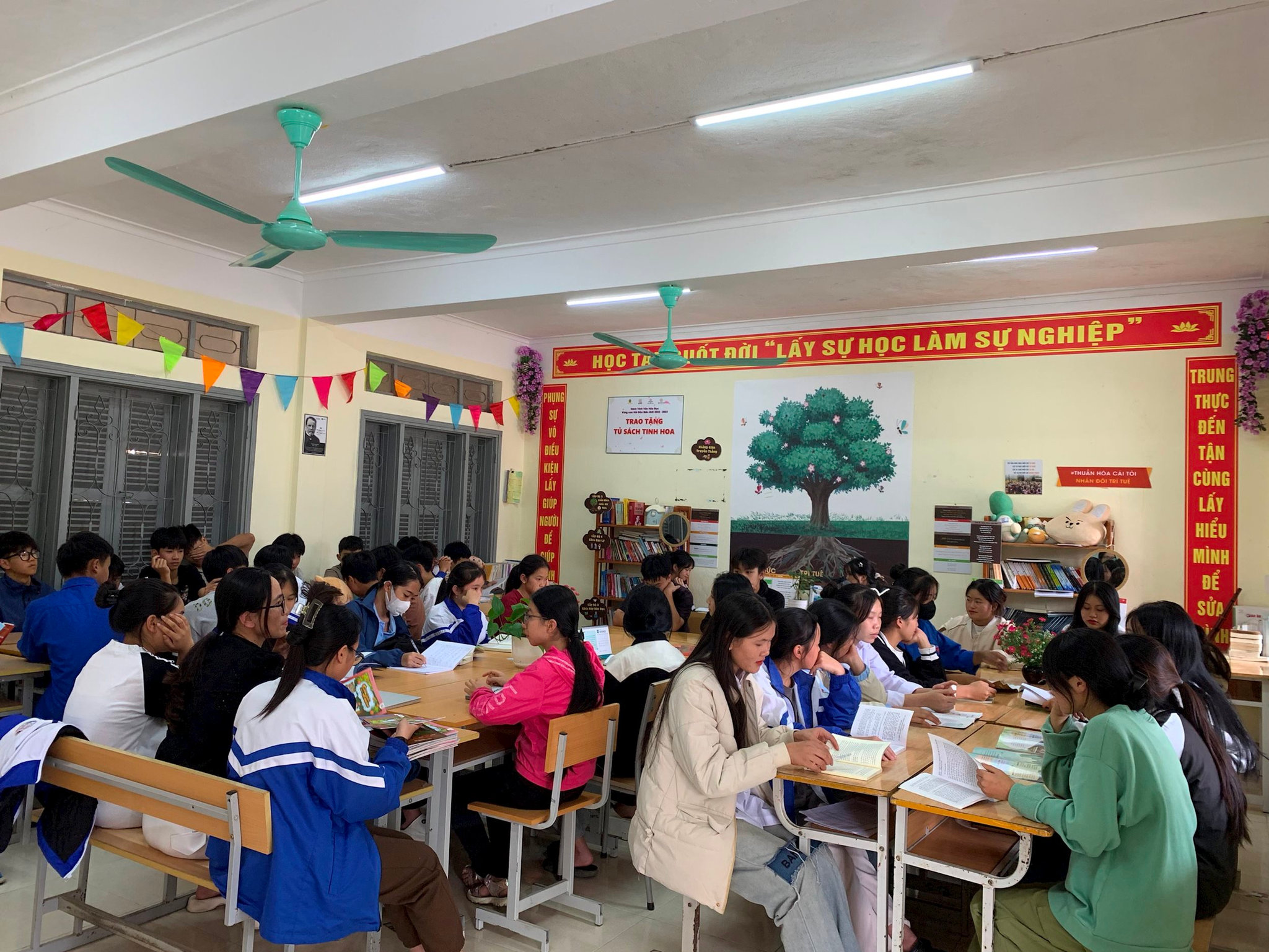 3.-phong-doc-cua-clb-vhd-truong-thpt-sin-ho.jpg