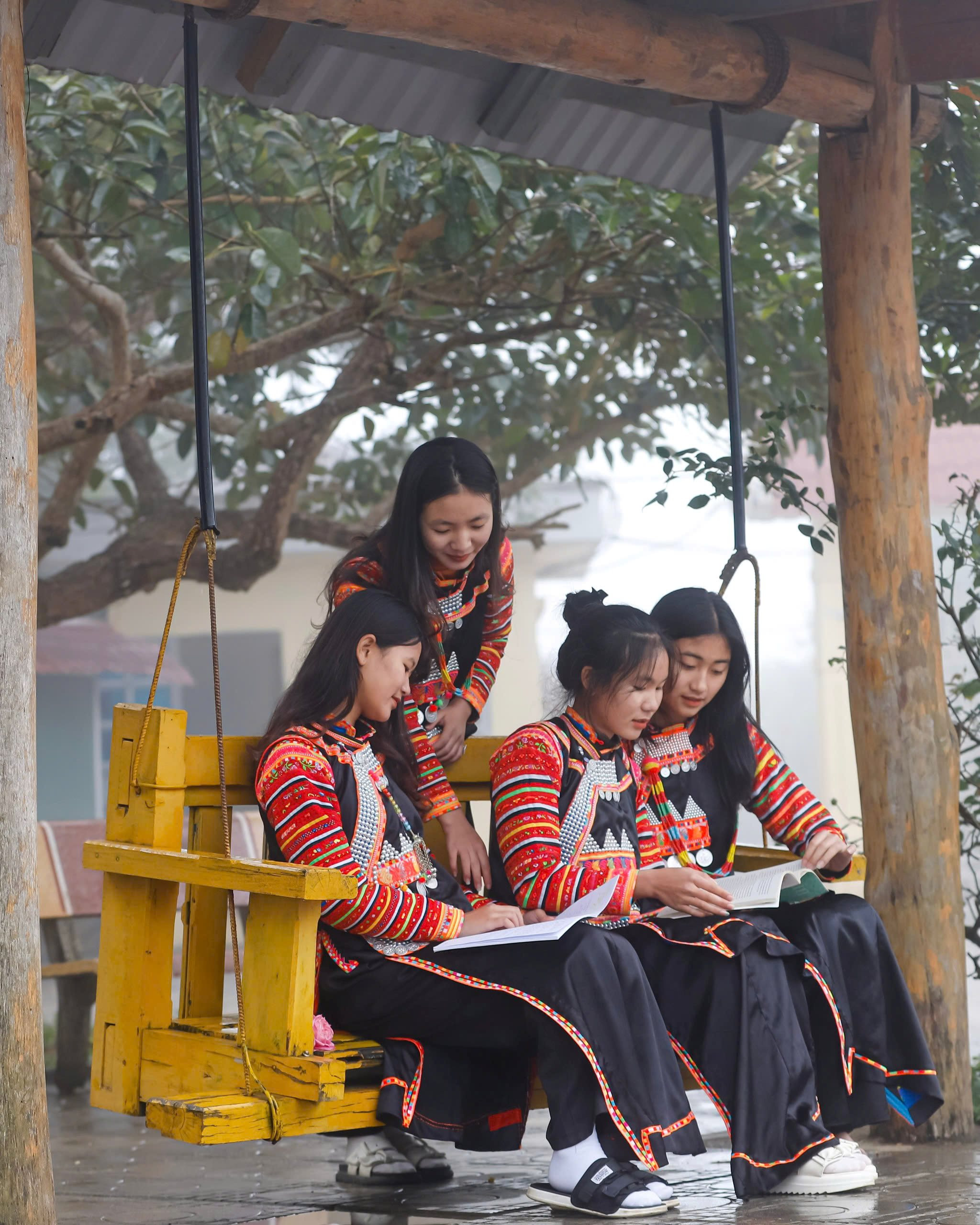 6.-co-tro-truong-pt-dtnt-thpt-ka-lang-doc-sach.jpg