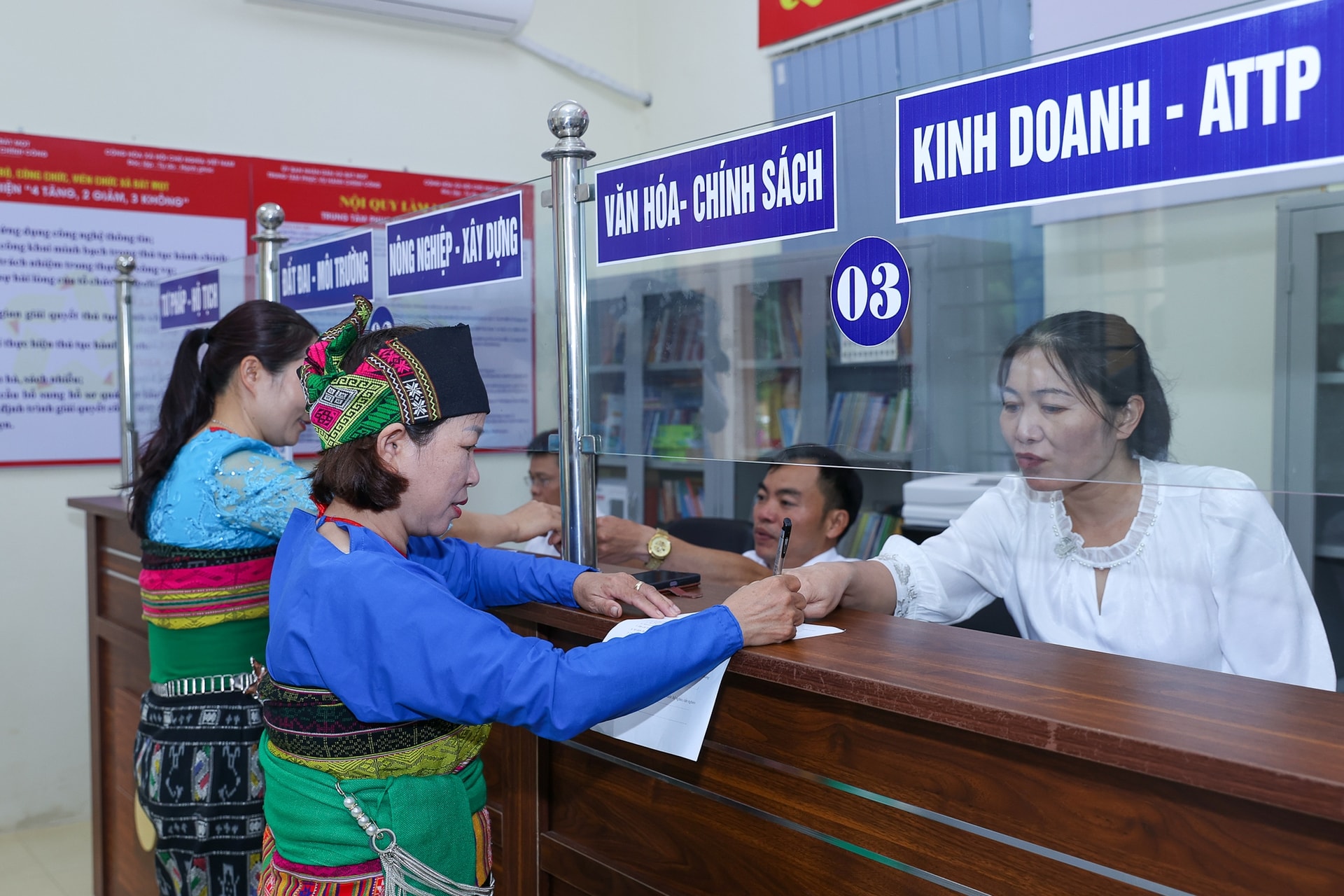 Thủ tướng kiểm tra trung tâm phục vụ hành chính công tại xã miền núi Thanh Hóa- Ảnh 5.