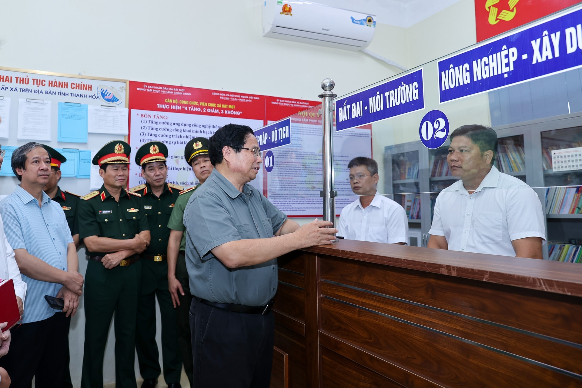 Thủ tướng kiểm tra trung tâm phục vụ hành chính công tại xã miền núi Thanh Hóa- Ảnh 1.