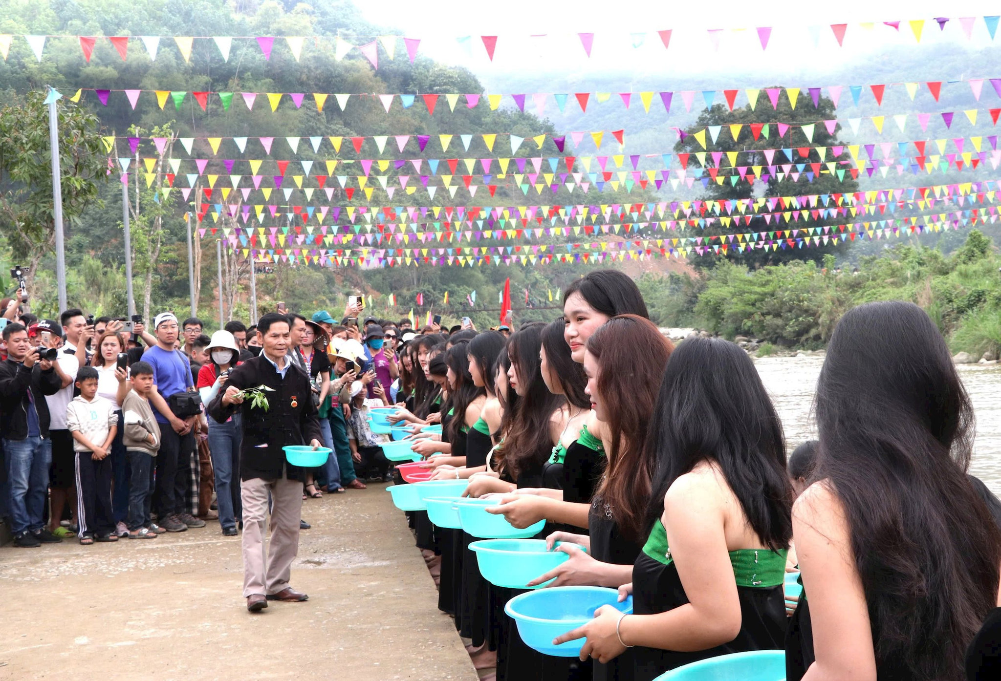 chu-le-lam-nghi-thuc-truoc-le-goi-dau-ap-ho-pang.jpg