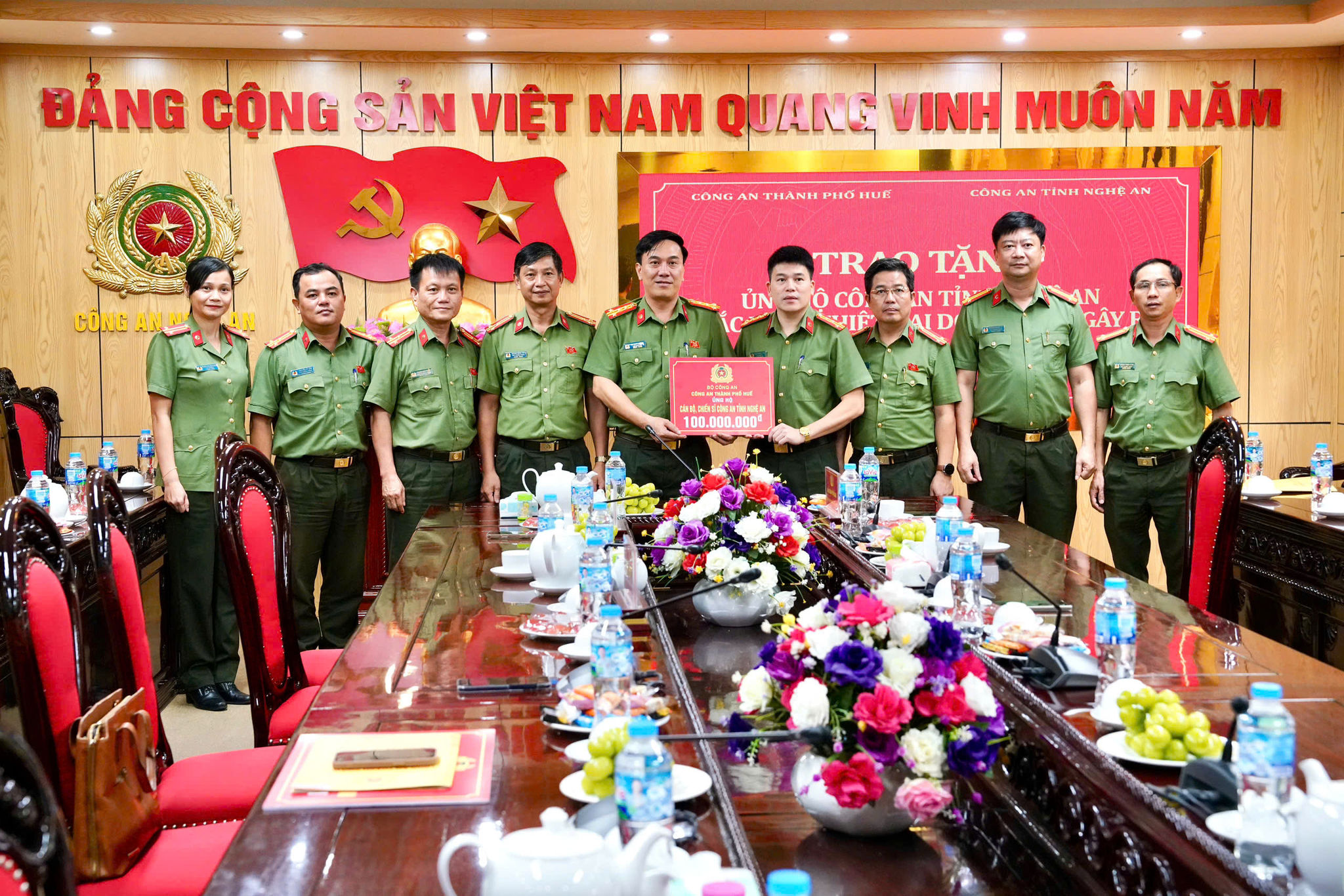 gen-o-anh-1-trao-qua-cong-an-tinh-nghe-an.jpg