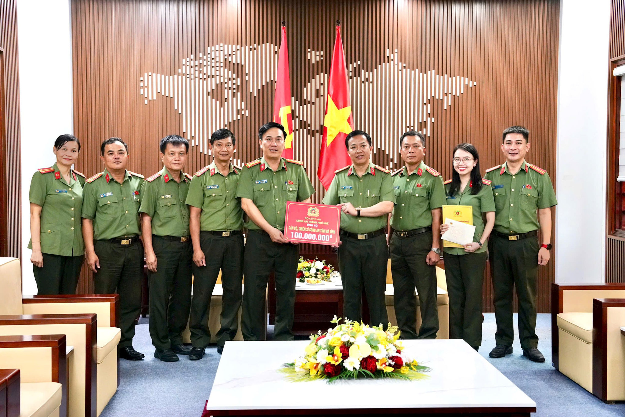 gen-o-anh-2-trao-qua-cong-an-ha-tinh.jpg