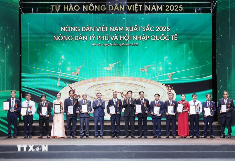 Chủ tịch nước Lương Cường và Chủ tịch Hội Nông dân Việt Nam Lương Quốc Đoàn trao Danh hiệu Nông dân Việt Nam xuất sắc năm 2025. (Ảnh: Lâm Khánh/TTXVN)