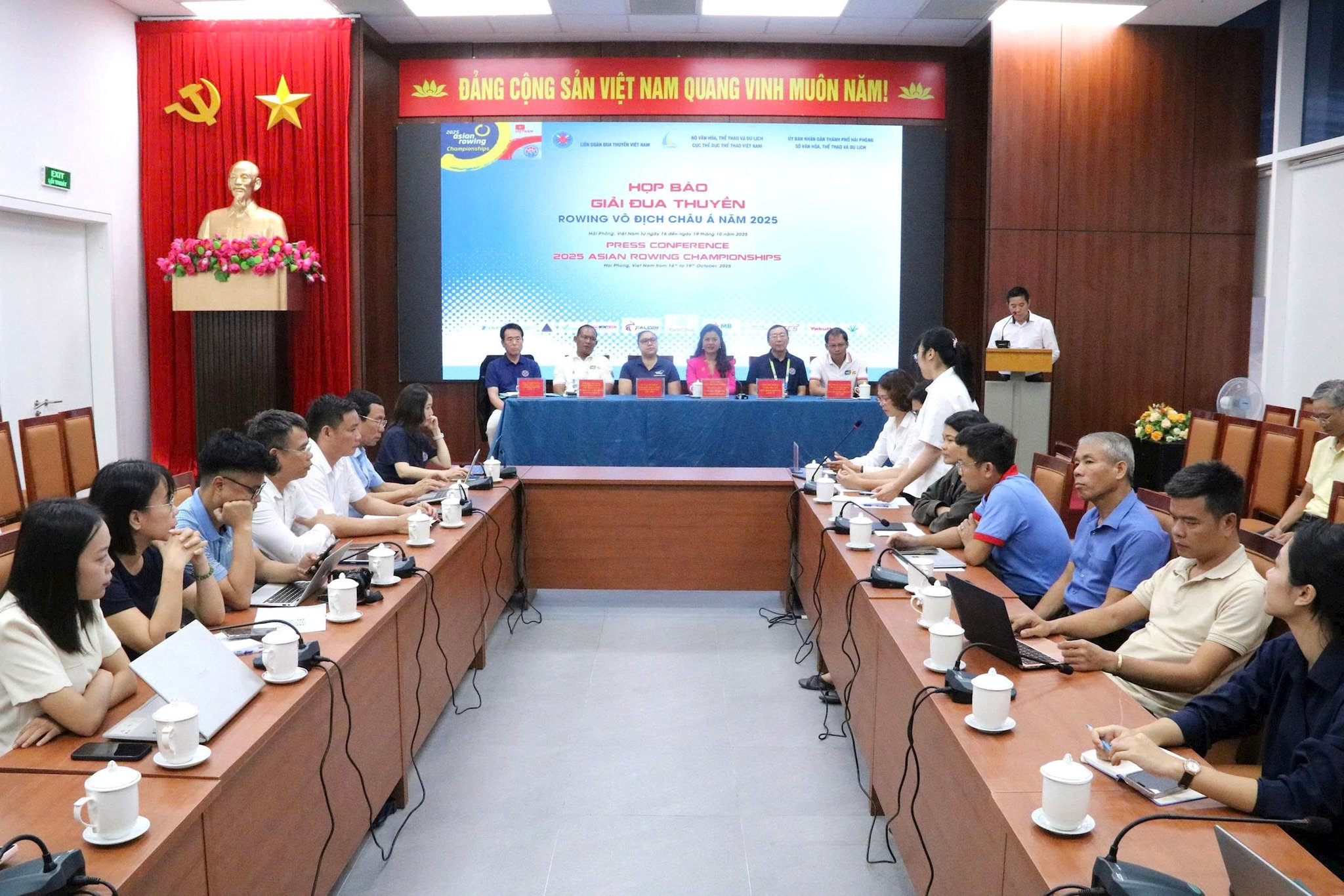 quang-canh-hop-bao.jpg