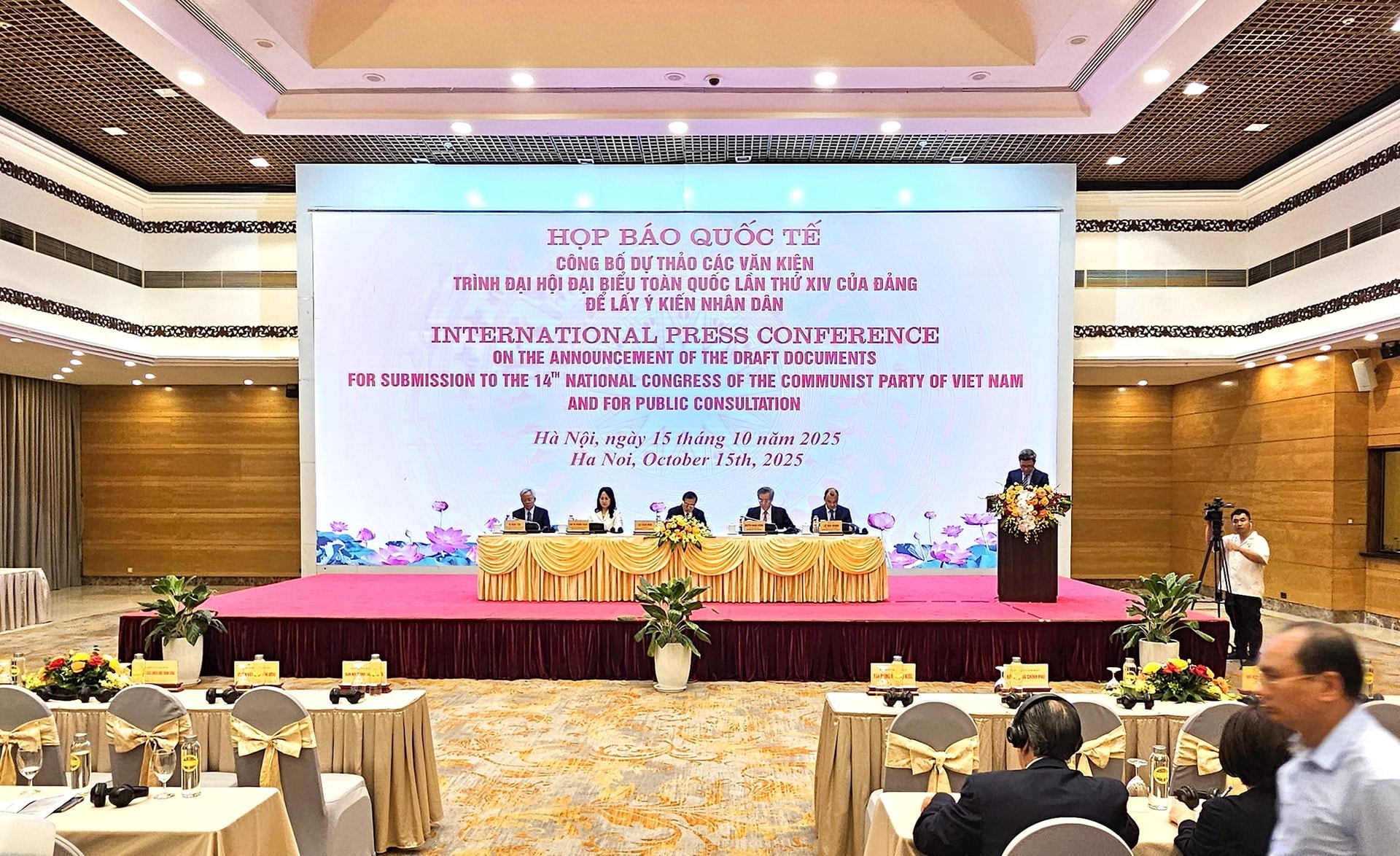 hop-bao-cong-bo-cac-van-kien-2-.jpg