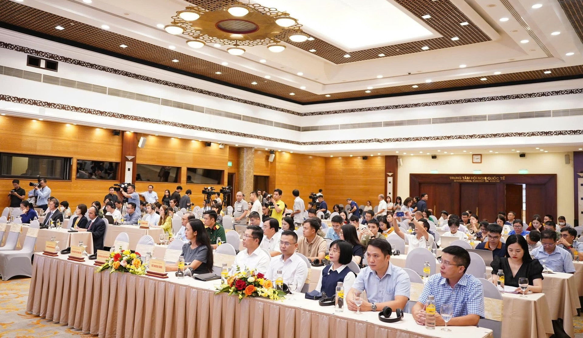hop-bao-cong-bo-cac-van-kien-8-.jpg