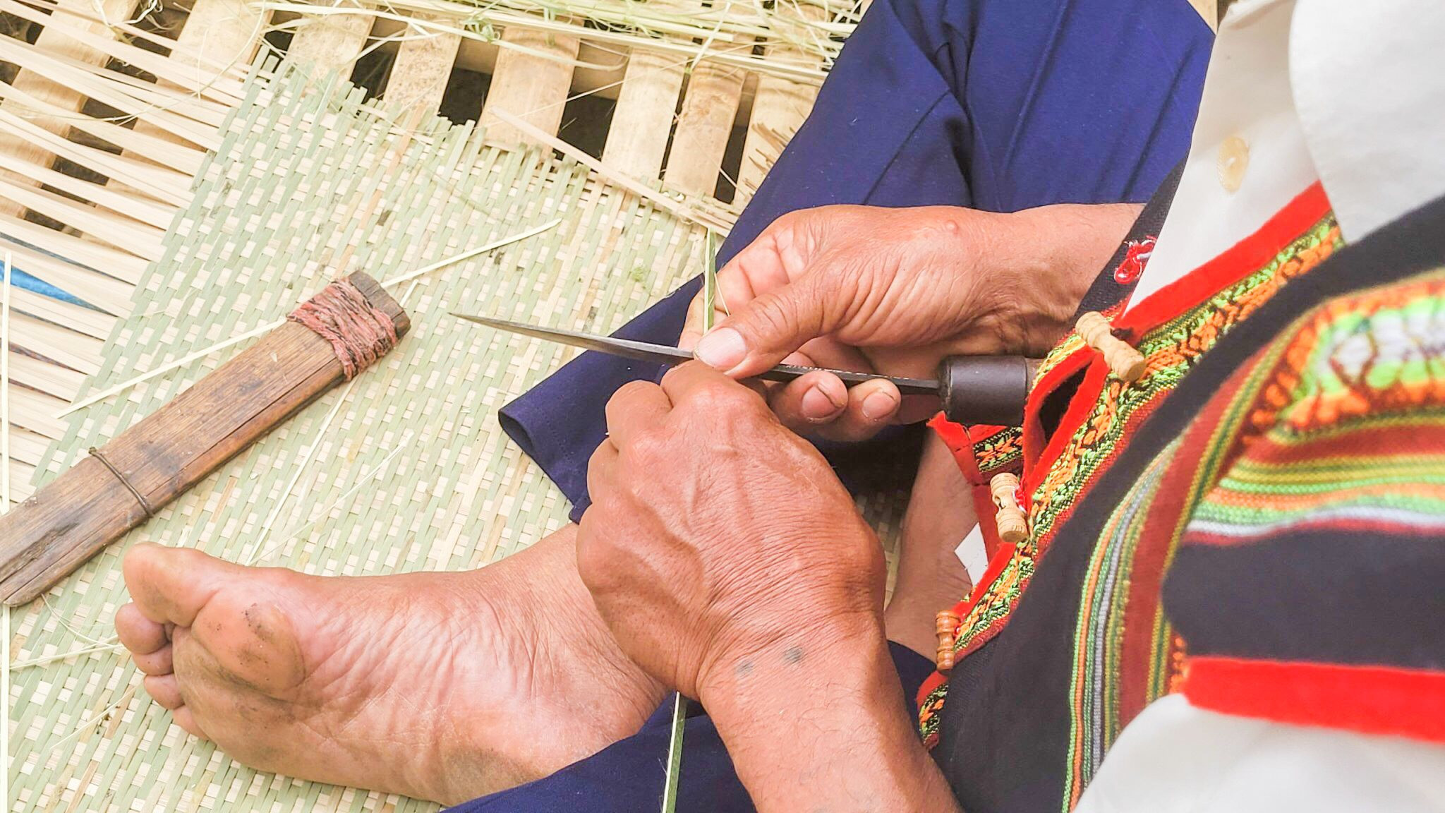 doi-tay-nghe-nhan-a-tut-thoan-thoat-che-soi-vuot-nan.jpg