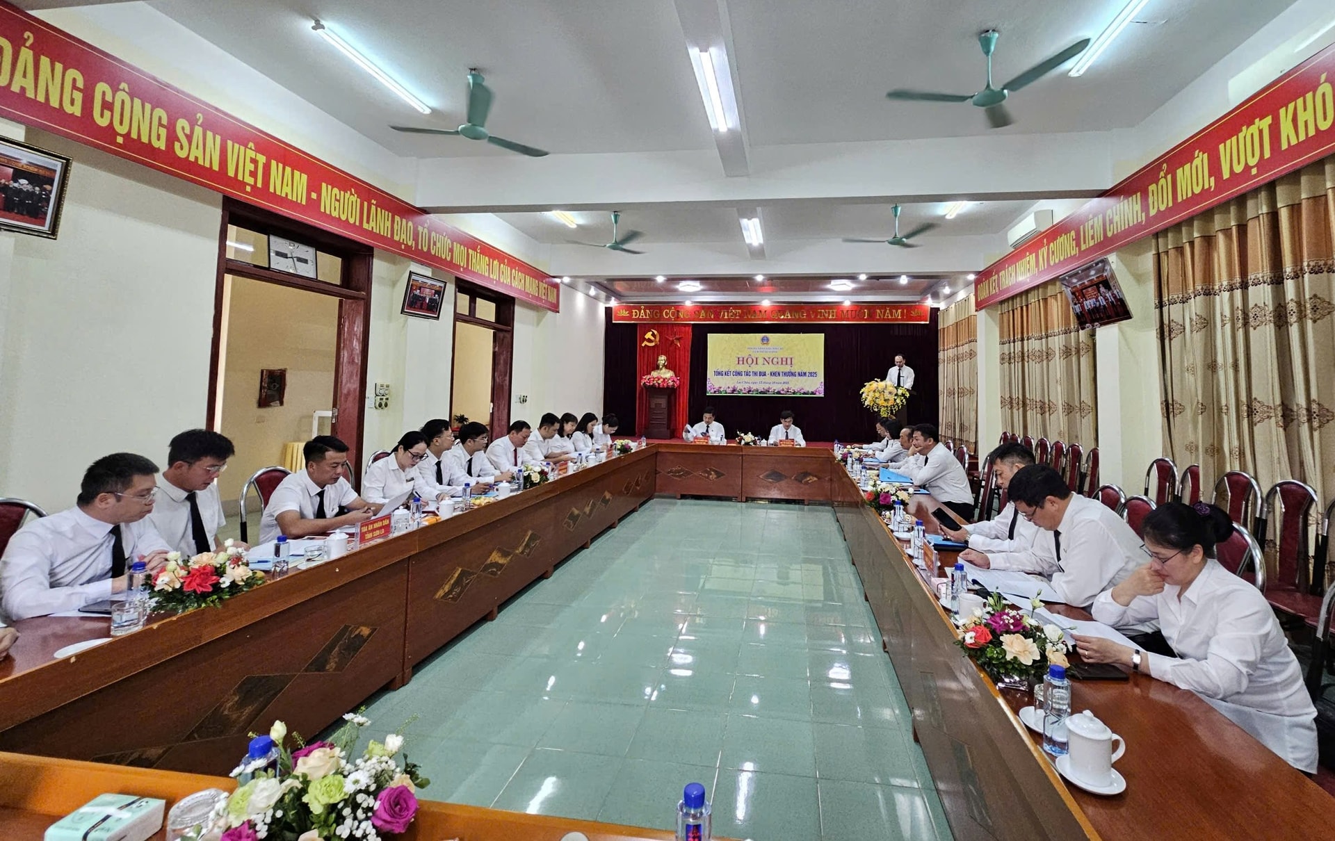 hoi-nghi.jpg