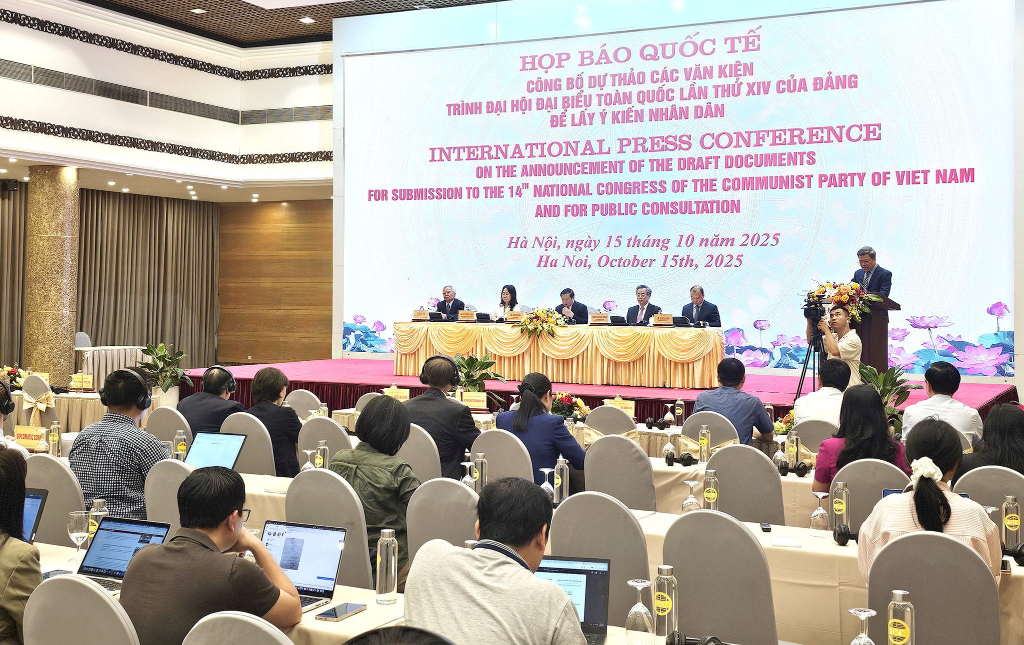 hop-bao-cong-bo-cac-van-kien-5-.jpg