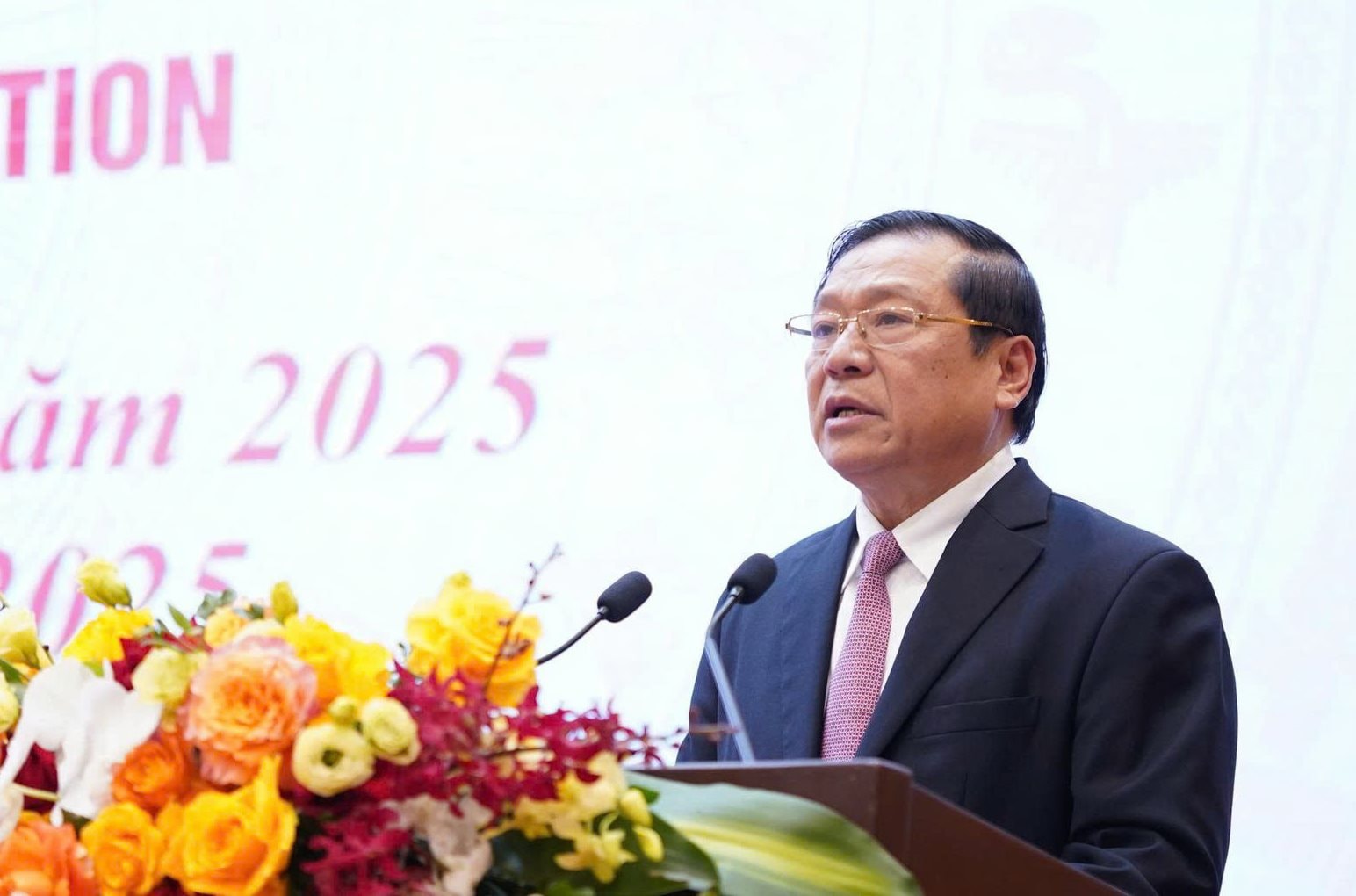 hop-bao-cong-bo-cac-van-kien-7-.jpg