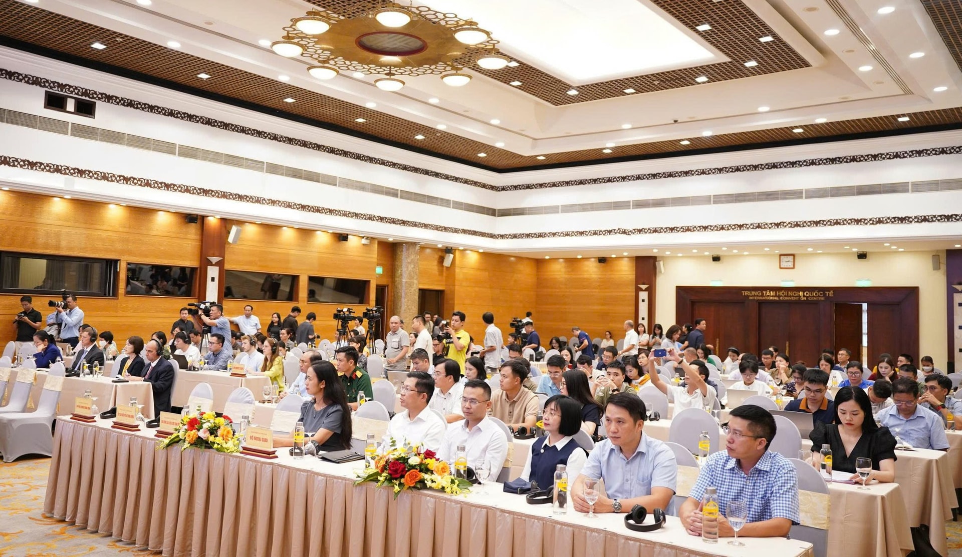 hop-bao-cong-bo-cac-van-kien-8-.jpg
