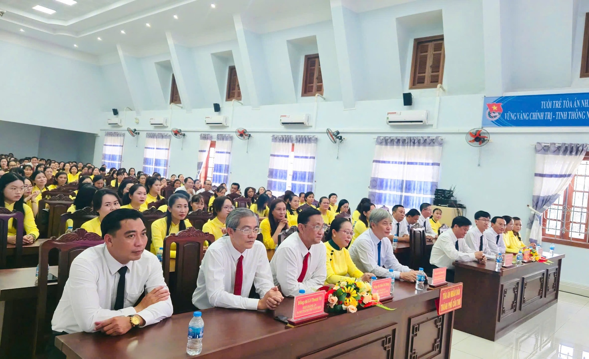 cac-dai-bieu-tham-du.jpg