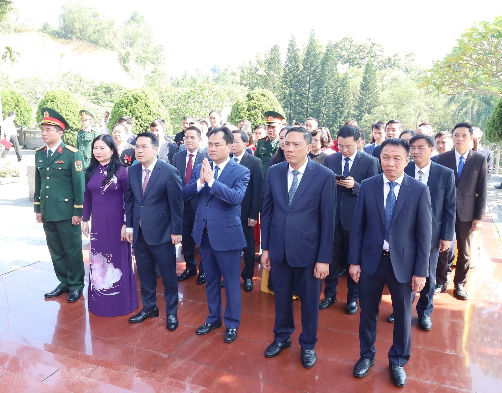 lanh-dao-dang-huong.jpg