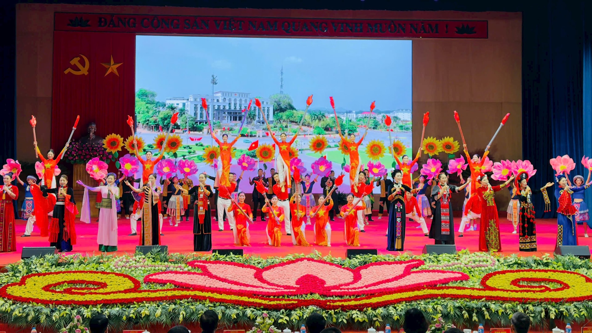 van-nghe-chao-mung.jpg