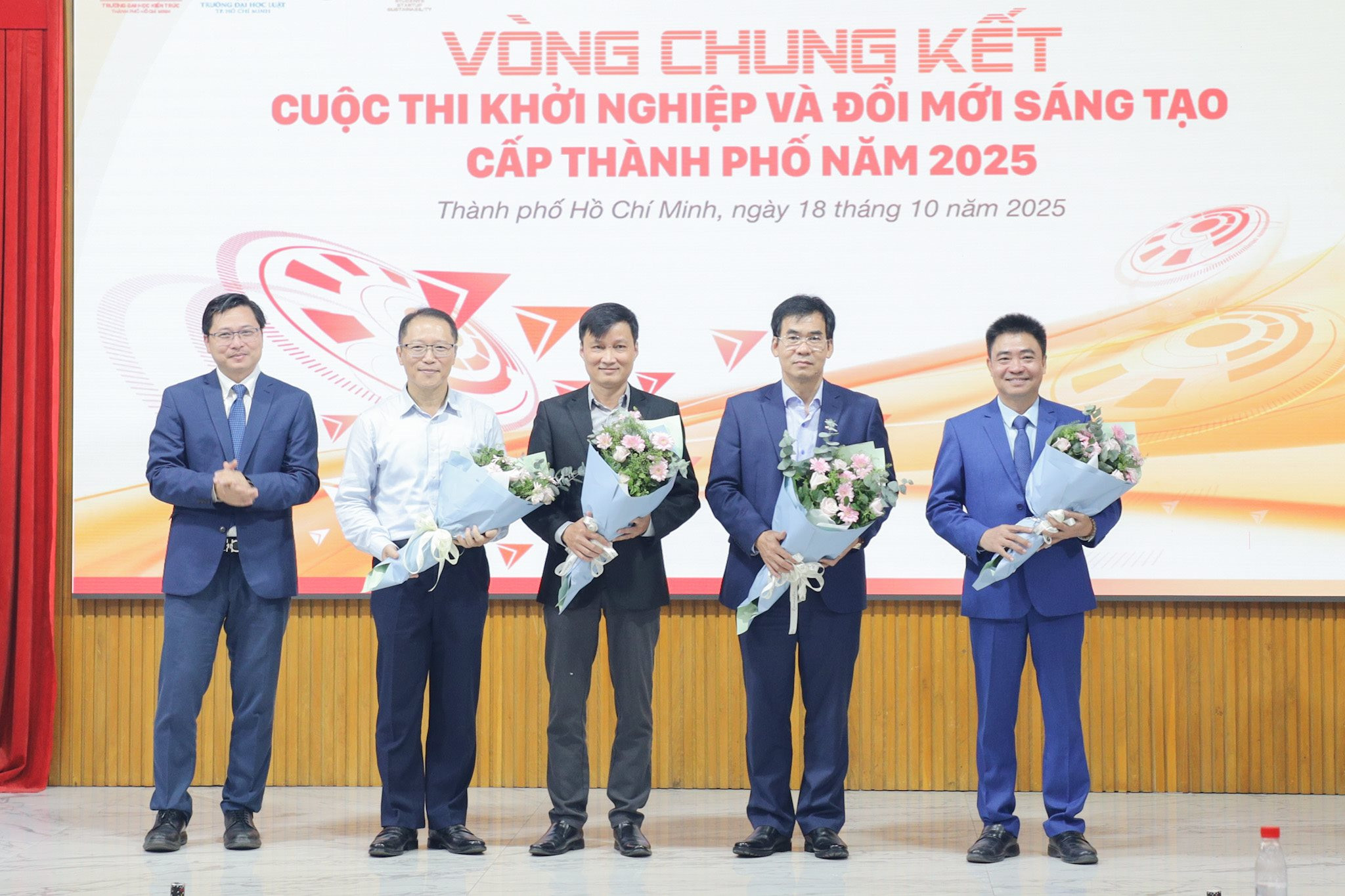 pgs.ts.-tran-viet-dung-pho-hieu-truong-truong-dh-luat-tp.hcm-truong-ban-to-chuc-tang-hoa-tri-an-hieu-truong-03-truong-dong-to-chuc-cuoc-thi.jpg